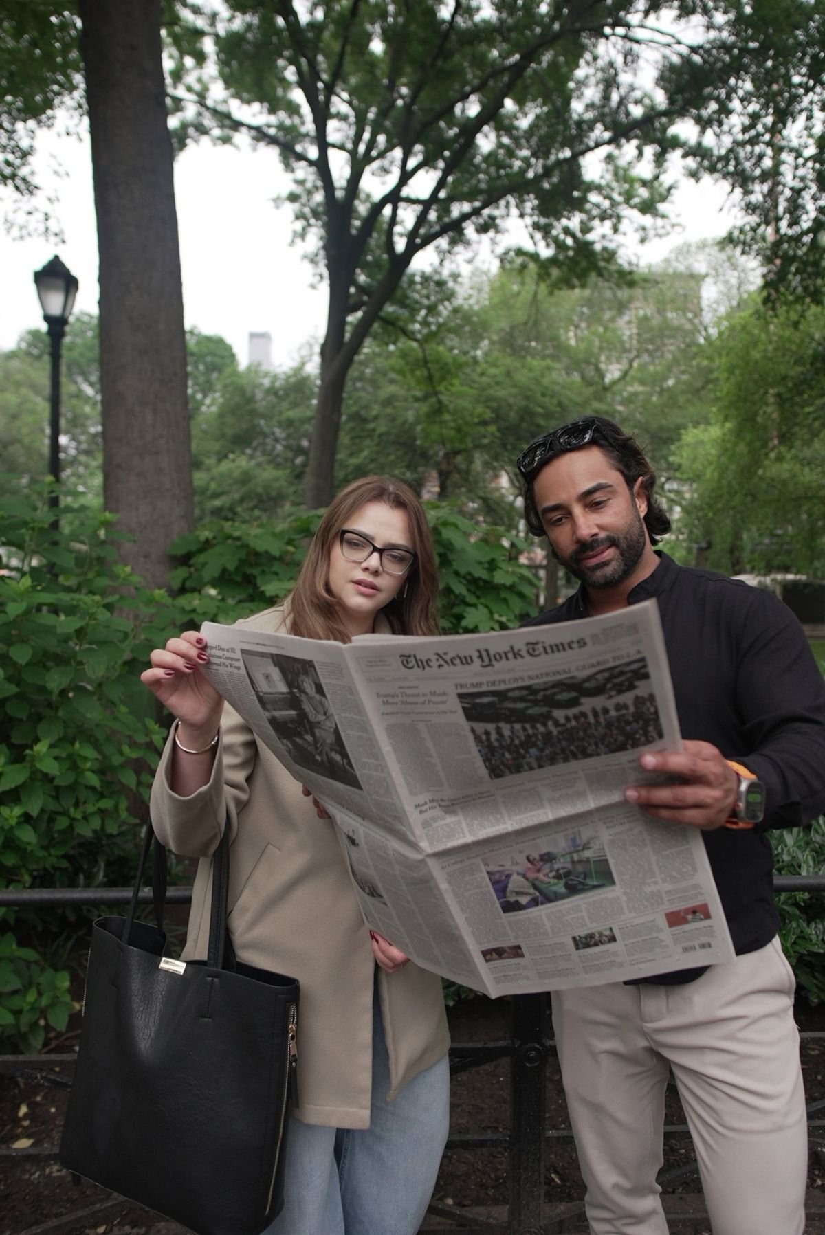 Thais Silva and Alexandre Gironde in a park